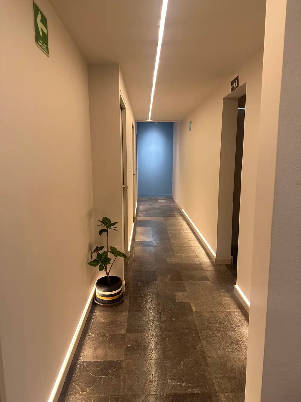 Cabina de tratamiento de SKORA Clinic